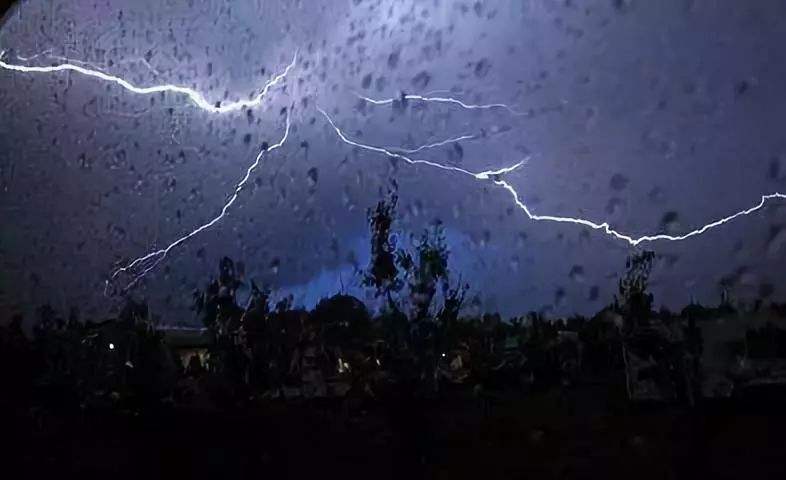 暴雨来袭，请注意人身安全