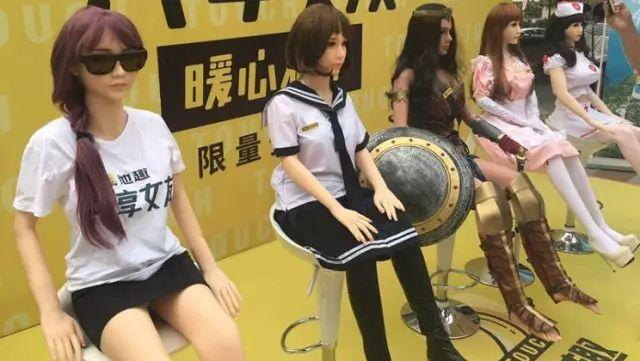 高傲的“单身”还是选择人体硅胶娃娃？